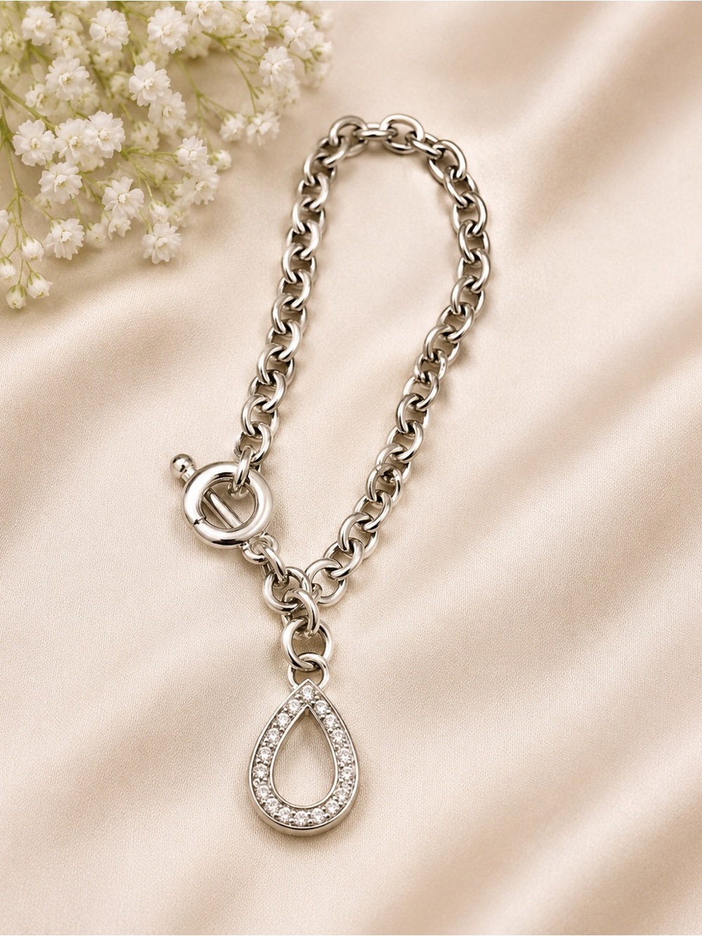 Elegant Silver Chain Bracelet with Teardrop Pendant